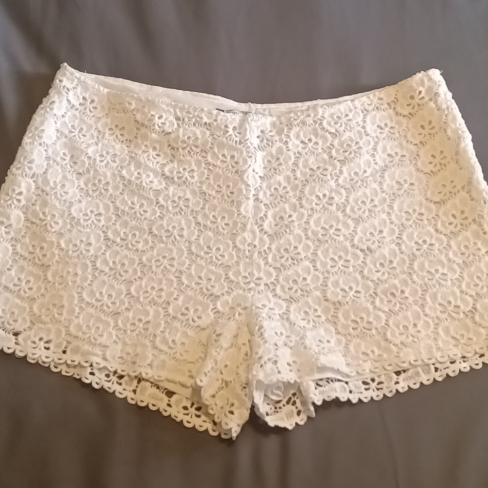 Jennifer Lopez white floral shorts